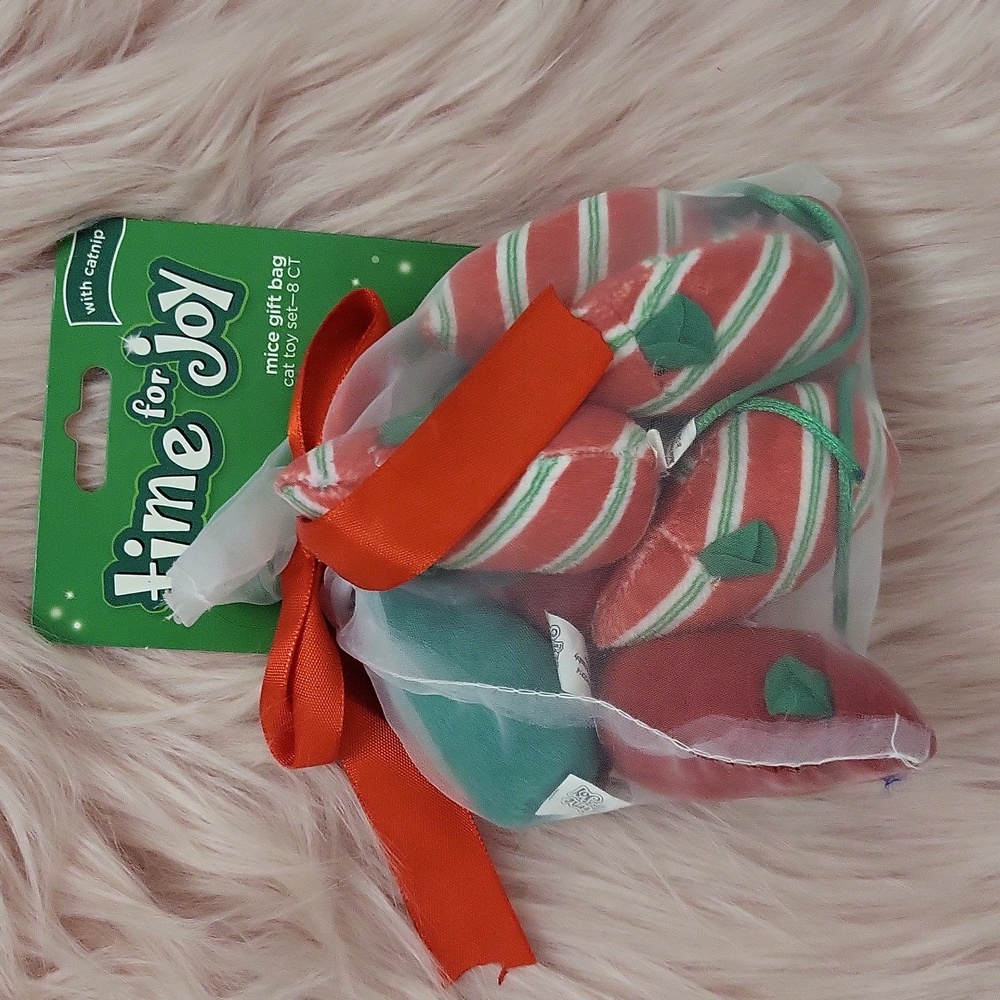 Brand New INTERNATIONAL PET HOLIDAY INSPIRED Cat Toy-8CT